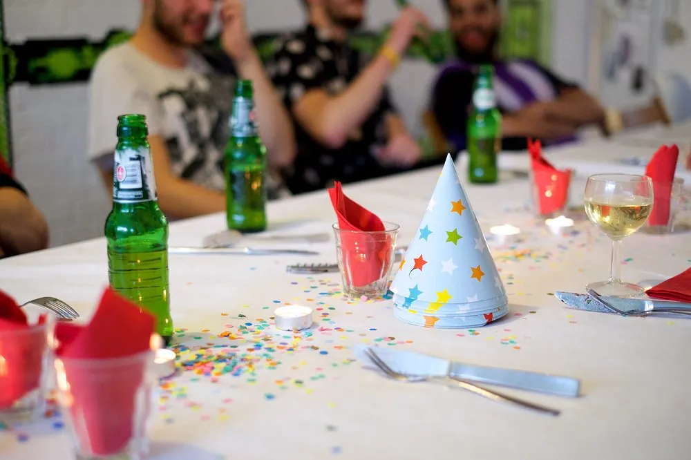 Partyhüte bei einer Geburtstagsfeier